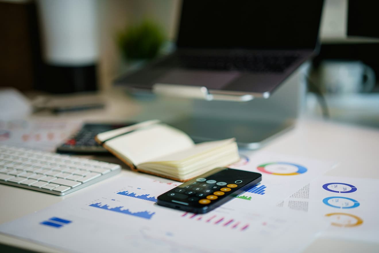 Vergi danışmanlığı hizmetleri için hesap makinesi ve defter görseli