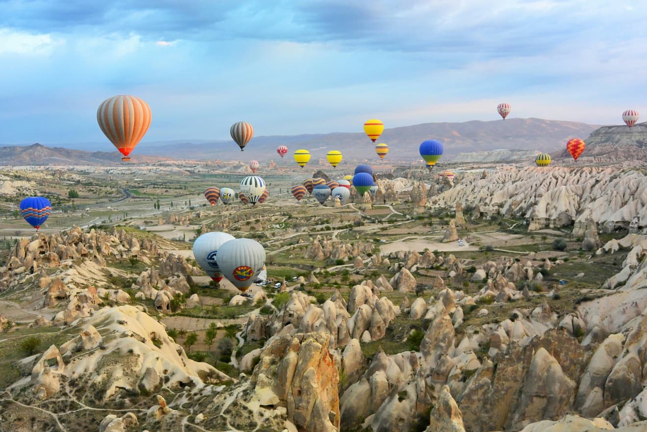 Kapadokya’da sıcak hava balonları ve kaya oluşumları